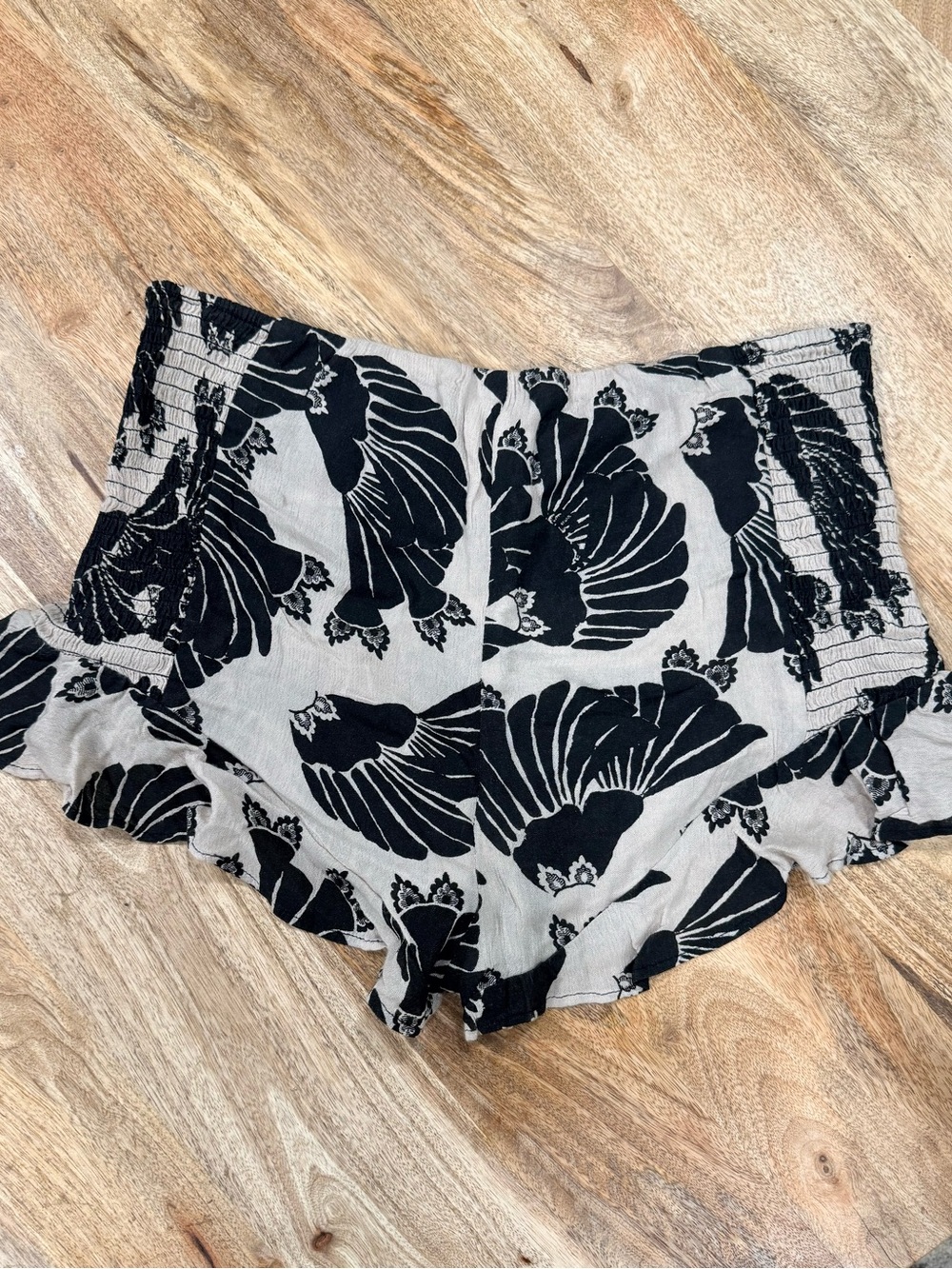 Free People Merpati Tropical
Woven Gauze Pull-On Ruffle Shorts
Boho Black Medium